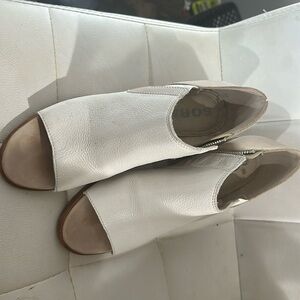 Sorel leather open toe shoe